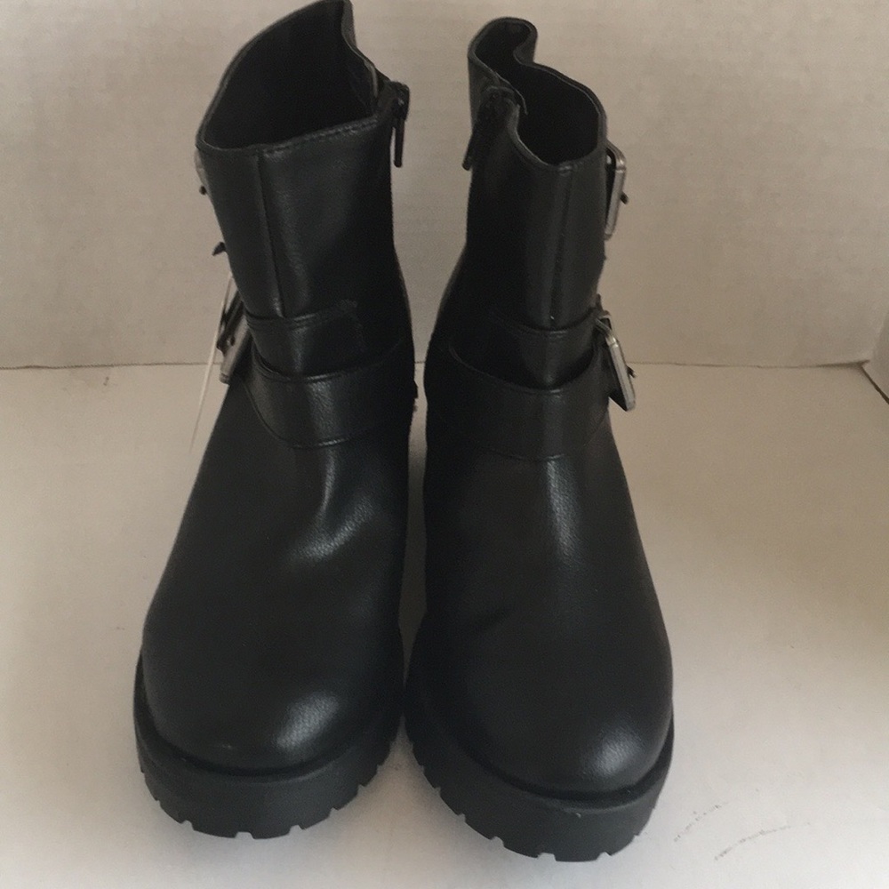 Universal Tread Black Boots